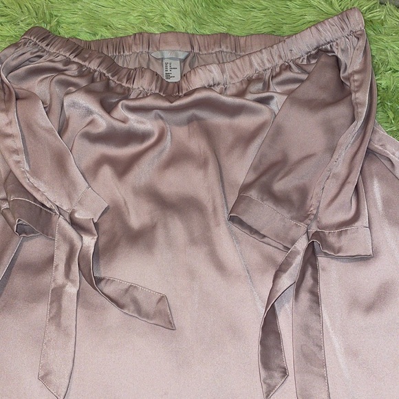 H&M Off the Shoulder Top - Picture 2 of 4